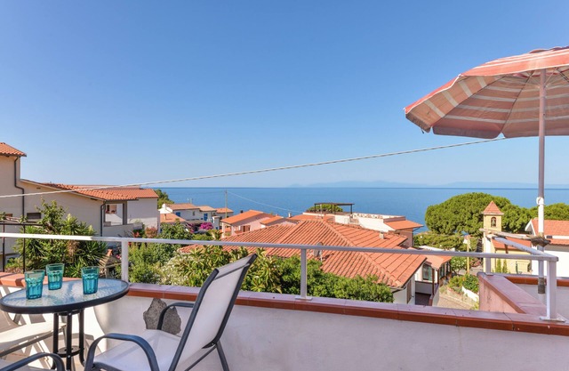 Appartement 'Appartamento Con Vista Mare Chiessi' avec vue sur mer, balcon et climatisation