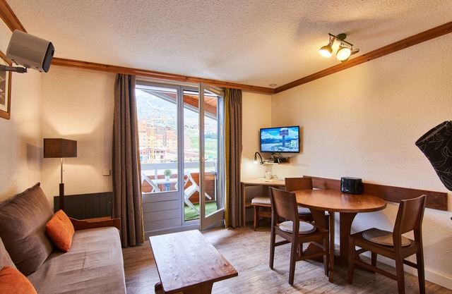 Appartement "Appartement Alpe D' Huez" avec vue sur les montagnes, balcon et Wi-Fi.