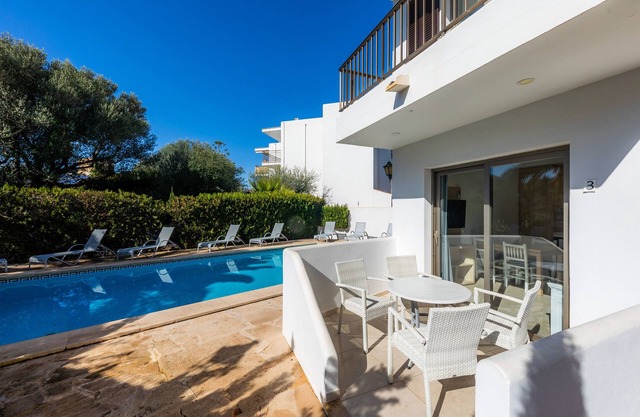Appartement 'Aquamarina 3' avec piscine partagée, Wi-Fi et climatisation.