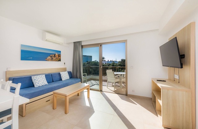 Appartement 'Aquamarina 8' avec piscine partagée, Wi-Fi et climatisation.