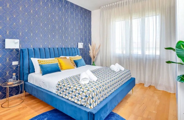 Apartment 'Art Deco' Luxury Bnb Sleepwithme' with Balcony, Wi-Fi and Air Conditioning