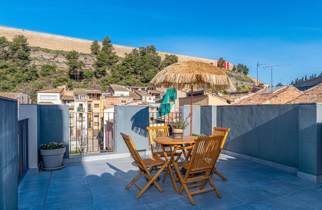 Appartement 'Àtic 1' avec terrasse privée, Wi-Fi et climatisation
