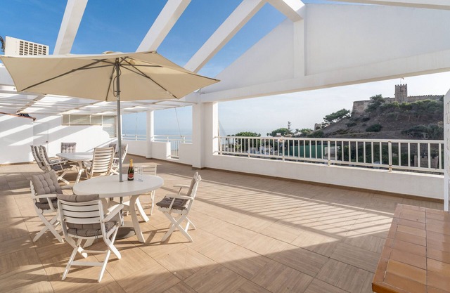 Appartement "Ático Castillo" avec vue sur la mer, piscine partagée et Wi-Fi.
