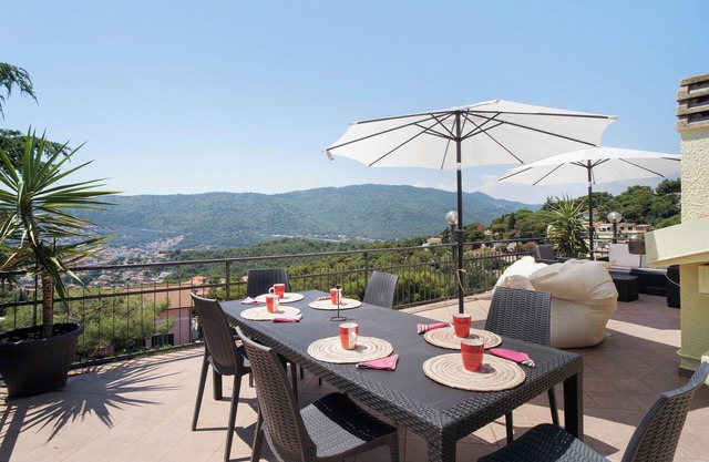 Appartement 'Attico Mansardato Pinamare' avec vue sur la mer, terrasse privée et Wi-Fi