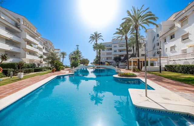 Appartement 'Beach Marbella' avec vue sur mer, piscine et climatisation