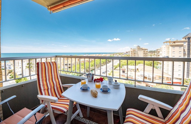 Appartement "Bonito Piso", à une minute de la plage, avec vue mer, terrasse et Wi-Fi.