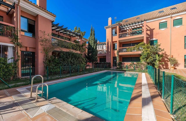Appartement 'Cabopino, Cerca De Todo' avec piscine partagée, Wi-Fi et climatisation