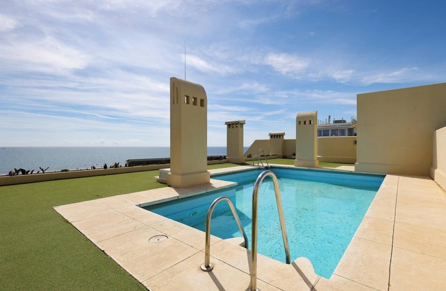 "Avec la vue sur la mer, la piscine, le Wi-Fi, l'air conditionné et le balcon.