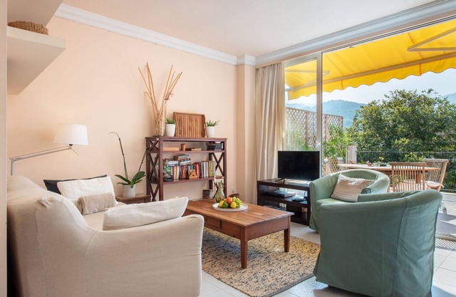 Appartement Carla près de la plage avec grand balcon, vue sur la montagne, Wi-Fi et climatisation