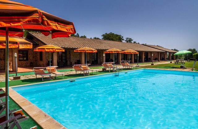 Appartement 'Casa Vacanza Il Carpignone 1' avec vue sur le lac, piscine et jardin