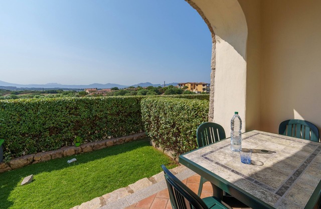 Appartement 'Casa Vacanze Ananas' avec terrasse privée, jardin privé et climatisation