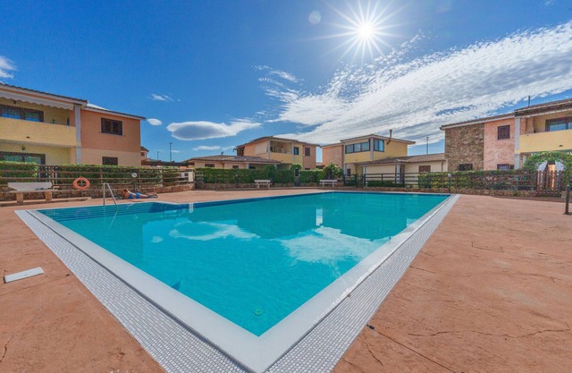 Appartement 'Casa Vacanze Uva' avec piscine partagée, terrasse privée et climatisation