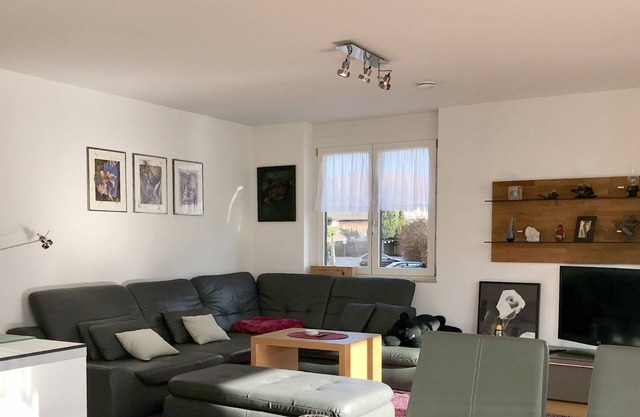 Luxueux au 1er étage avec balcon sud ouest, ascenseur, 2 chambres, place de parking