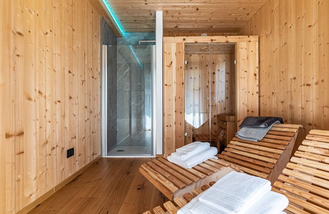 Appartement "Ciasa Fatati" avec vue sur les montagnes, sauna et Wi-Fi.