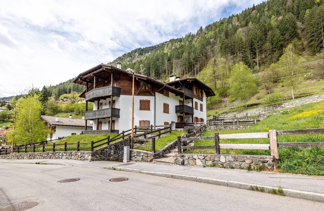 Appartement 'Collini Le Betulle' avec vue sur les montagnes, jardin privé et balcon