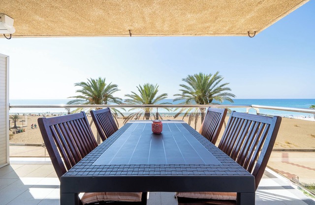 Appartement "Coral Beach by Pat" avec vue sur la mer, piscine partagée et Wi-Fi