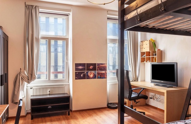 Apartment "Cozy central apartment 1min train" with Wi-Fi