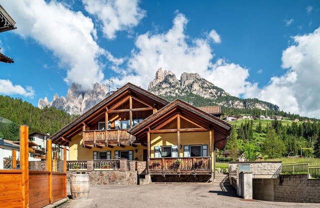 Appartement 'Davide' avec vue sur les montagnes, jardin privé et Wi-Fi.