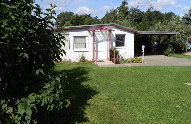 Bungalow avec terrasse dans le jardin