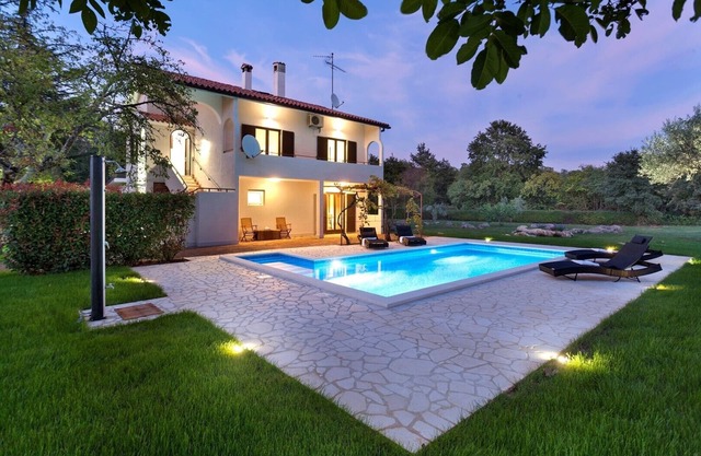 Appartement Doris avec piscine privée et grand jardin