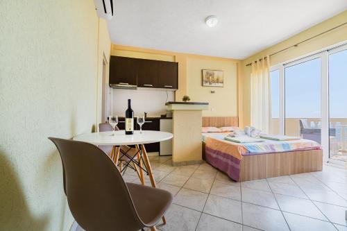 Apartment Dragicevic 5 with Garage