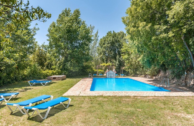 Appartement 'El Cobertizo' avec vue sur les montagnes, piscine partagée et Wi-Fi