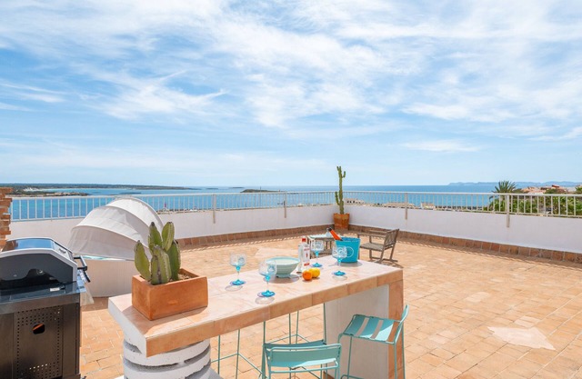 Appartement "Beachfront Penthouse" avec vue sur la mer, Wi-Fi et climatisation