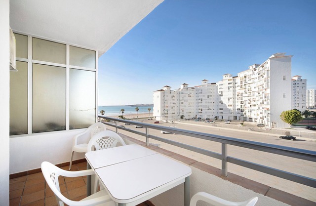 Appartement '1a Linea Valdelagrana' avec vue sur la mer, piscine partagée et Wi-Fi
