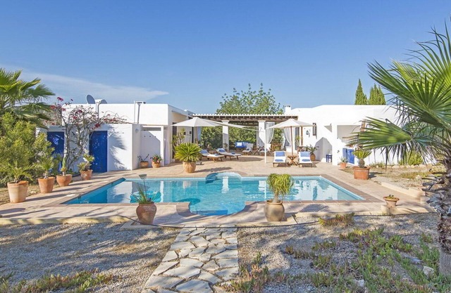 Appartement avec beau jardin et piscine