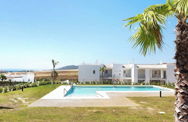 Appartement 'Bajo Con Jardín Privado Atalanterra' avec vue sur la mer, piscine partagée et Wi-Fi