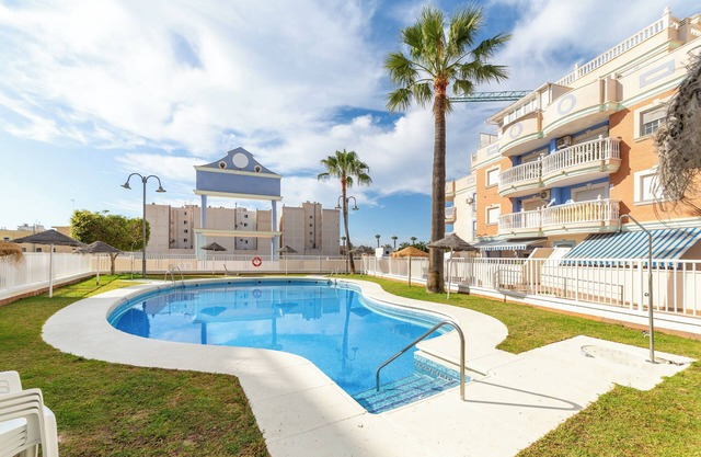 Appartement 'Esbamar Vi' avec piscine partagée, Wi-Fi et climatisation.