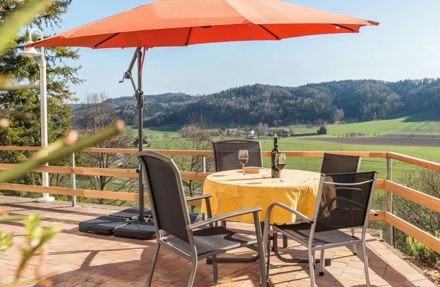 Appartement 'Ferienparadies Bodensee Fewo2' avec vue sur la montagne, piscine partagée et Wi-Fi