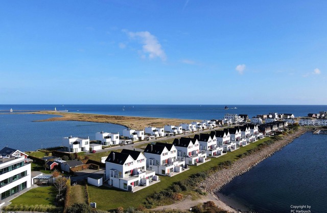 Appartement 'Fewo Ostseeflair By Seeblick Ferien' avec vue sur mer, balcon et Wi-Fi.