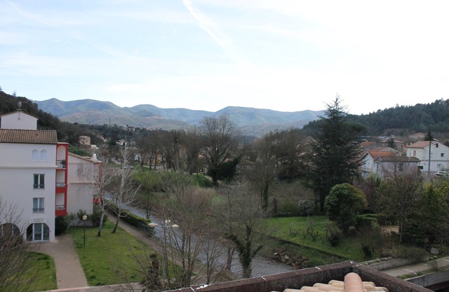 appartement confortable et ensoleillé avec grande terrasse et vue sur la montagn