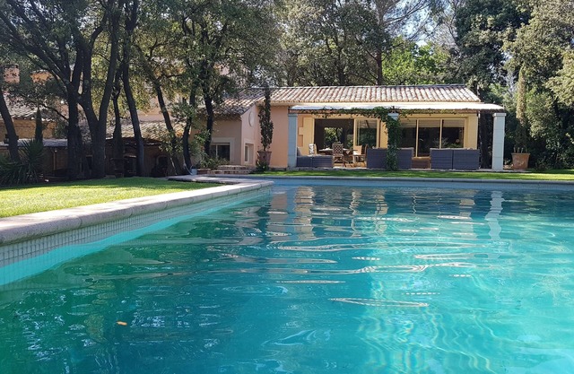 Belle et spacieuse maison de campagne, piscine privée , grand terrain boisé clos
