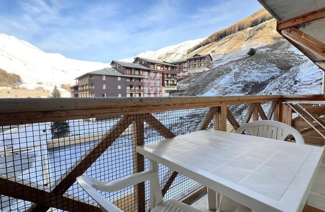 RESIDENCE LES CIMES 3: PISCINE / SAUNA / HAMAM, AU PIED DES PISTES POUR 6 PERS