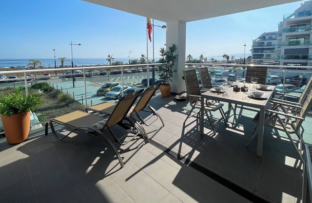 Appartement 'Frontline Duna Beach' avec vue sur la mer, Wi-Fi et climatisation
