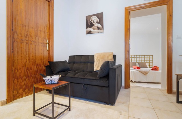 Apartment 'Giraldilla' with Shared Garden, Wi-Fi and Air Conditioning