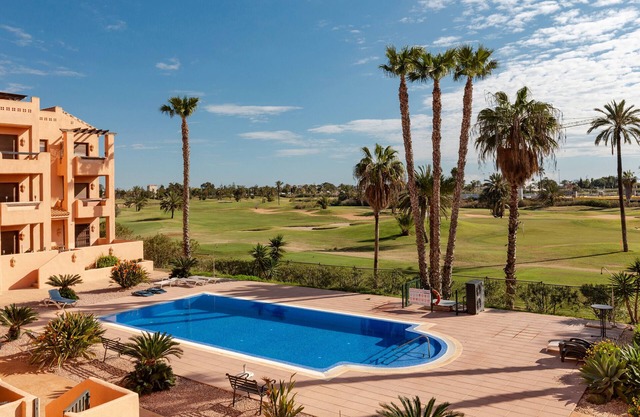 Appartement 'Golf et Soleil' avec vue sur la mer, piscine partagée et climatisation