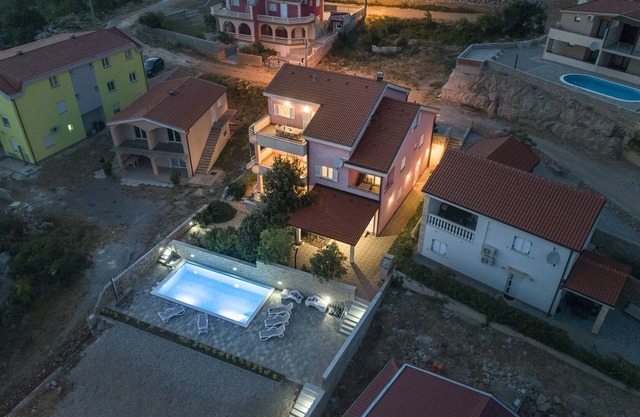 Apartment Green in Villa Dina, pool, near beach, Karlobag, Kvarner, Croatia