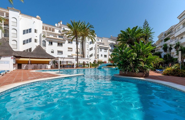 Appartement "Marbella", en rez-de-chaussée, sur la plage, avec piscine, jardin et Wi-Fi