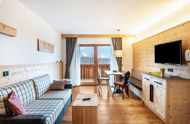 Appartement 'Hatzes App Schlern' avec vue sur les montagnes, balcon et Wi-Fi.