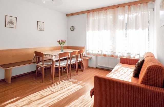 Appartement 'Haus Aue - Appartement 1 petit' avec vue sur les montagnes, balcon et Wi-Fi.