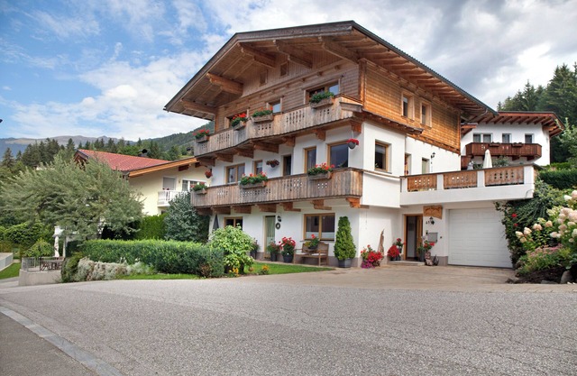 Appartement Haus Roland avec vue sur les montagnes, jardin et Wi-Fi.