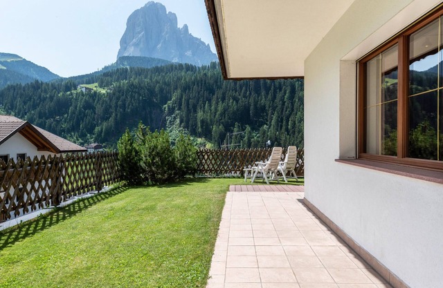 Appartement 'Hotel Residence Gardena Alps 100' avec vue sur les montagnes, jardin et Wi-Fi.