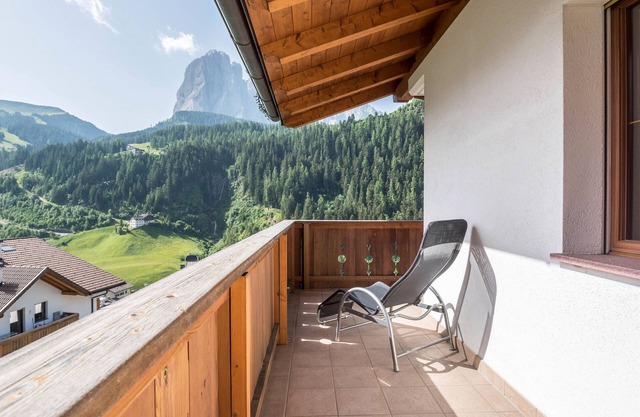 Appartement 'Hotel Residence Gardena Alps 300' avec vue sur les montagnes, jardin et Wi-Fi.