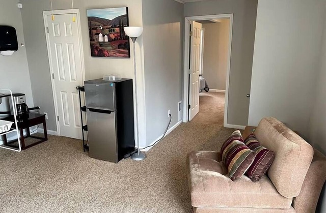 Apartment * Ideal for Downtown or Airport * Roomy