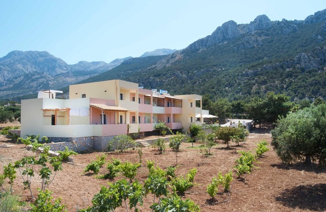 Appartement dans un hôtel 'Miraluna Three Room 1' avec terrasse privée, Wi-Fi et climatisation
