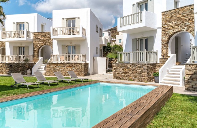 Appartement dans un hôtel 'Ninemia Suites Tinos Grand 203' avec vue sur mer, Wi-Fi et climatisation