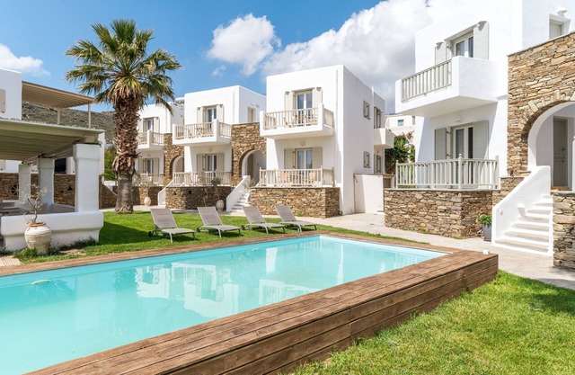 'Ninemia Suites Tinos Grand 204' avec piscine partagée, Wi-Fi et climatisation